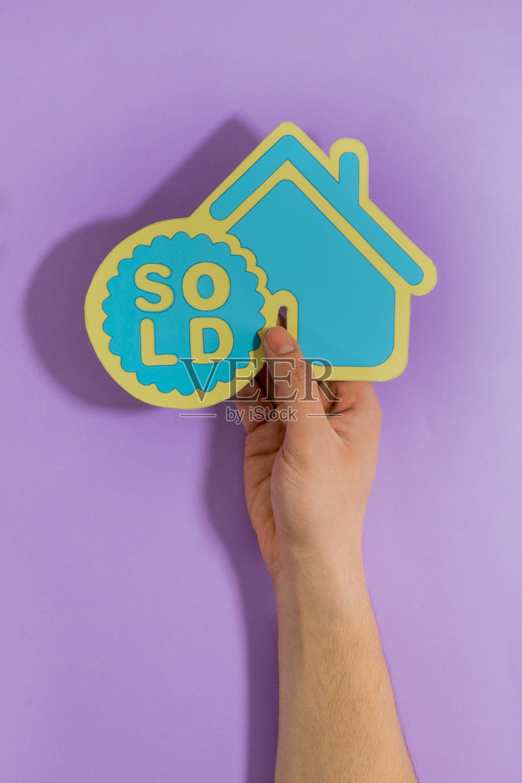 手捧房屋出售照片摄影图片