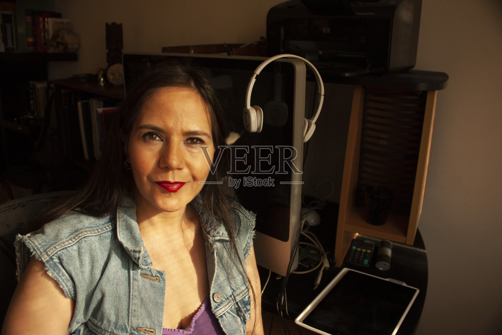 妇女在她的家的舒适办公室工作，在墨西哥城共同应对流行病照片摄影图片