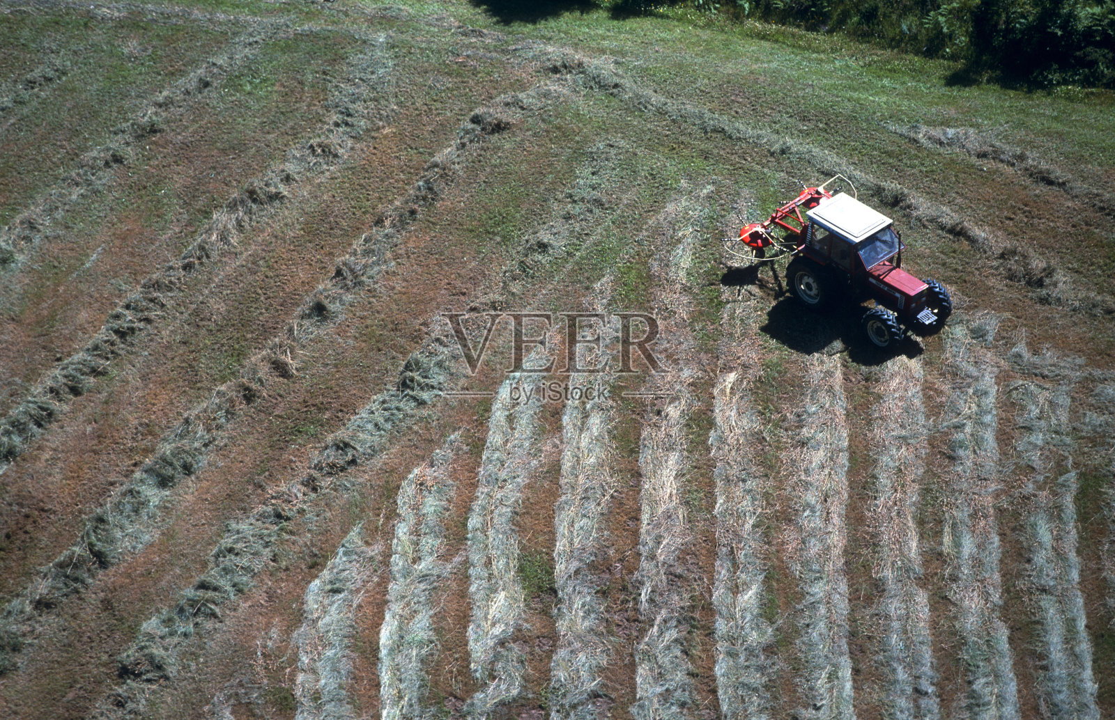 拖拉机在西班牙加利西亚的田野割草的航拍照片照片摄影图片