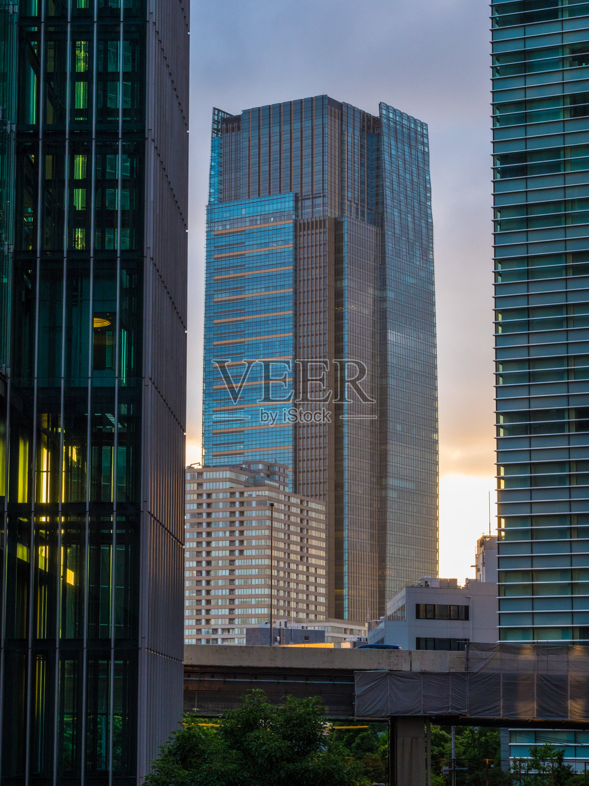 东京六本木的现代办公大楼-伟大的建筑-东京/日本- 2018年6月17日照片摄影图片