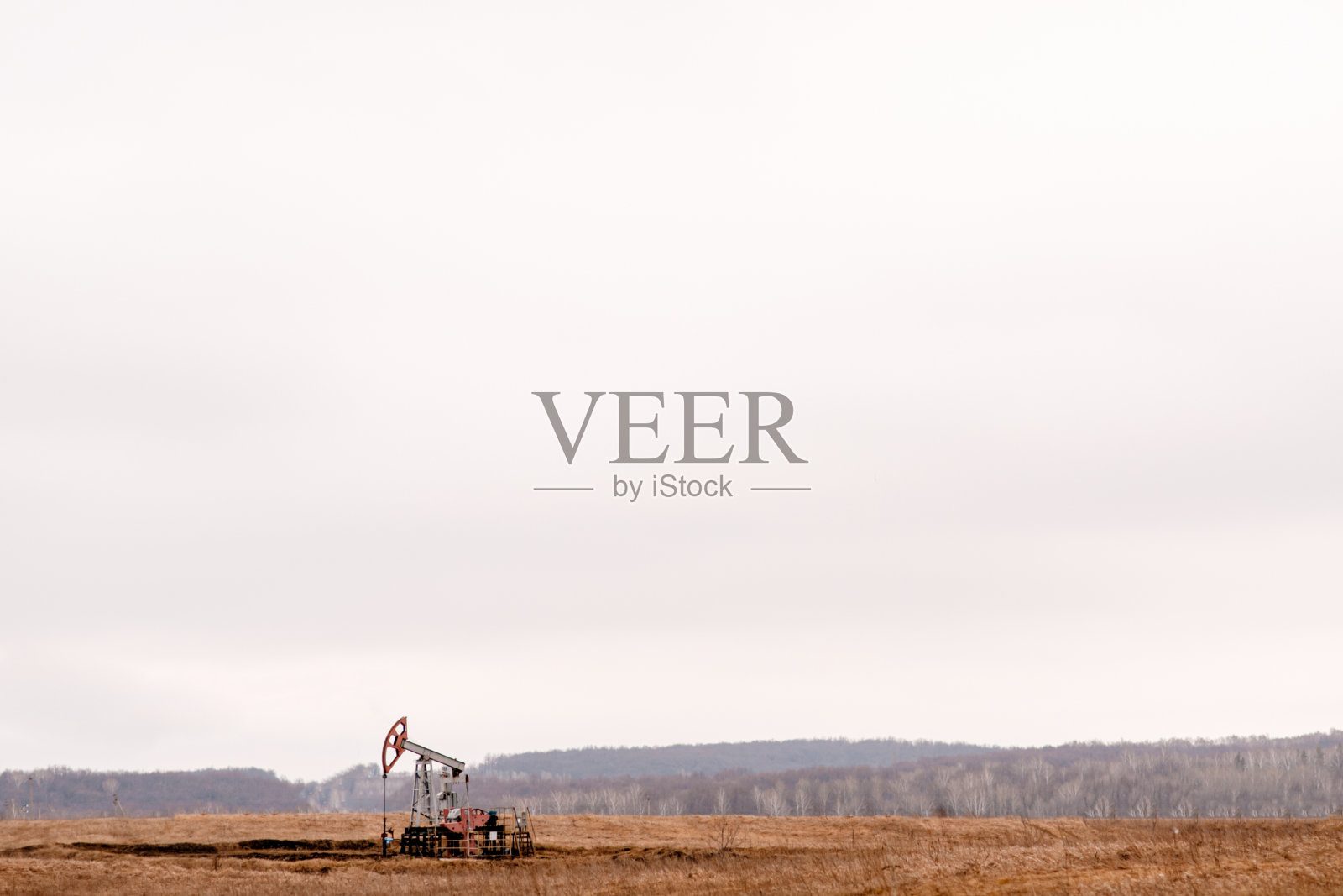 绿色石油泵、石油钻机、石油原油能源工业机械。石油危机。俄罗斯清除石油污染照片摄影图片