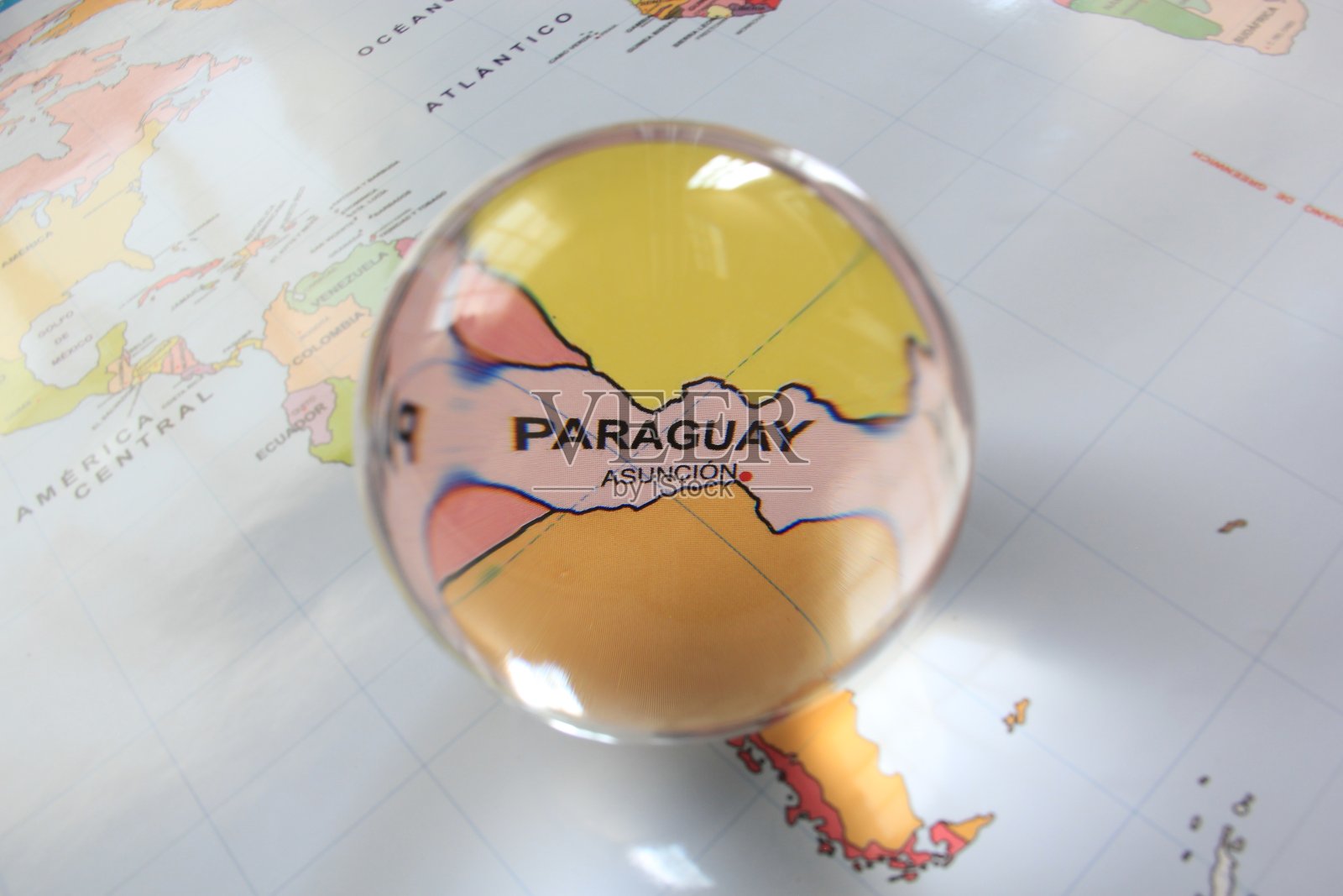 水晶球在地图巴拉圭照片摄影图片