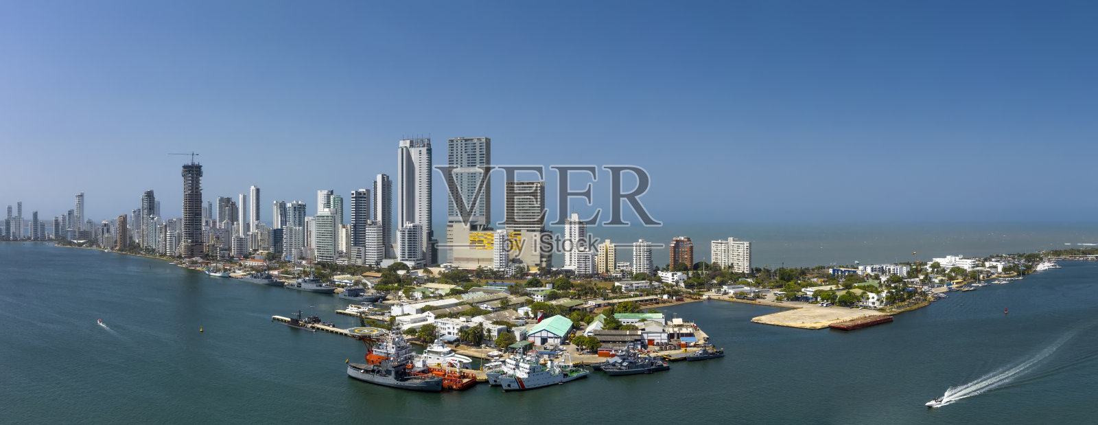 美丽的游艇在海湾中漂流。全景:卡塔赫纳的博卡格兰地区。照片摄影图片