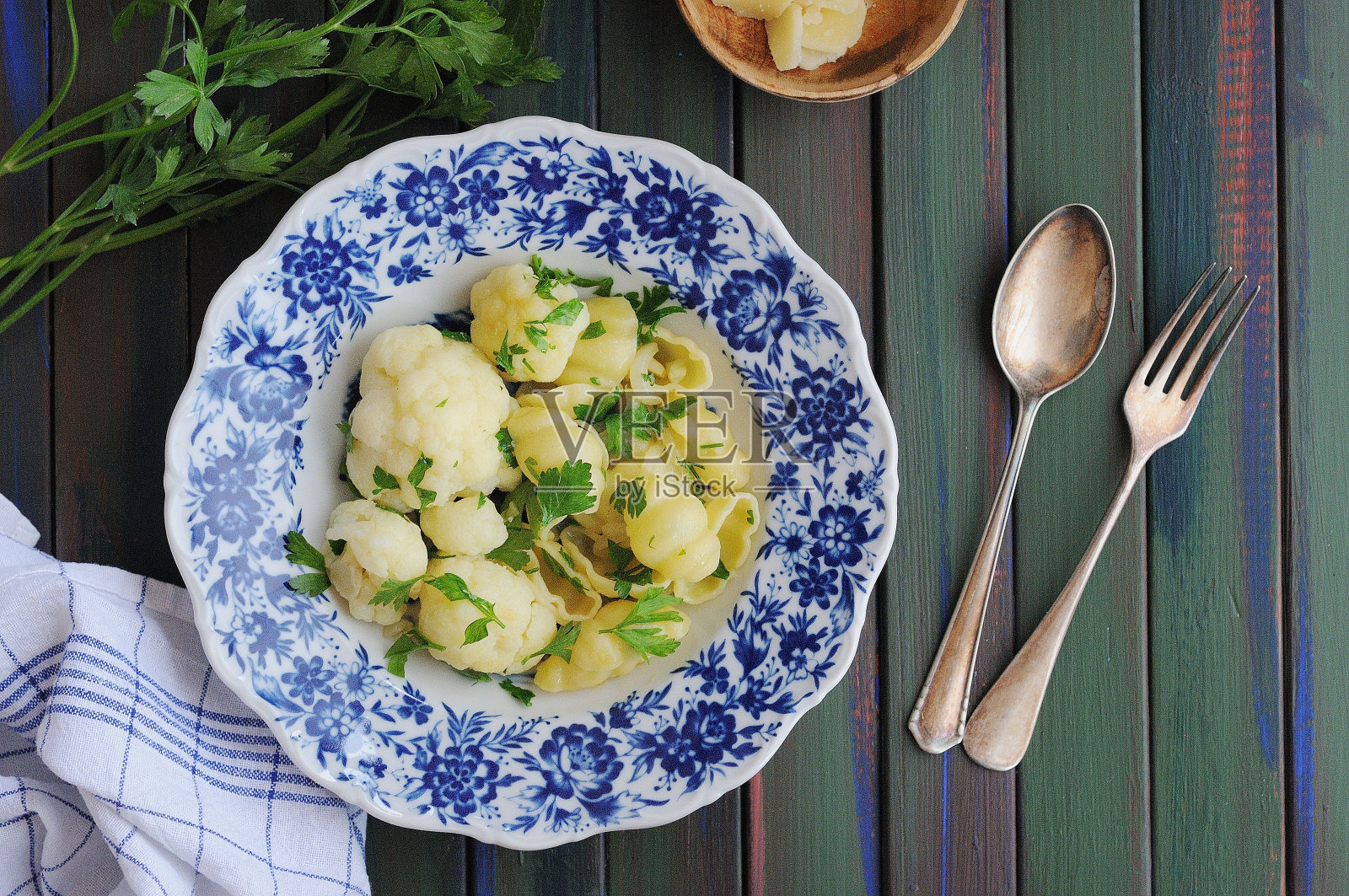 花椰菜和欧芹意大利面照片摄影图片