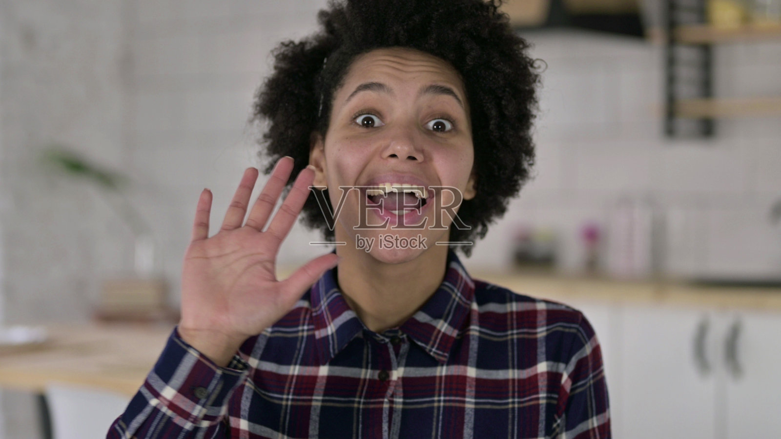 非裔美国妇女在镜头前挥手的肖像照片摄影图片