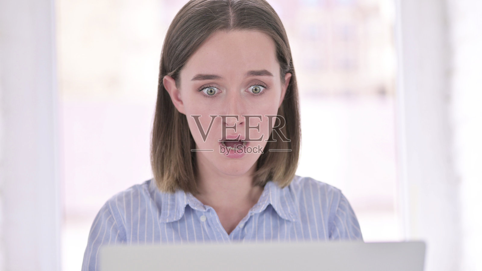 对工作失败做出反应的年轻女子照片摄影图片