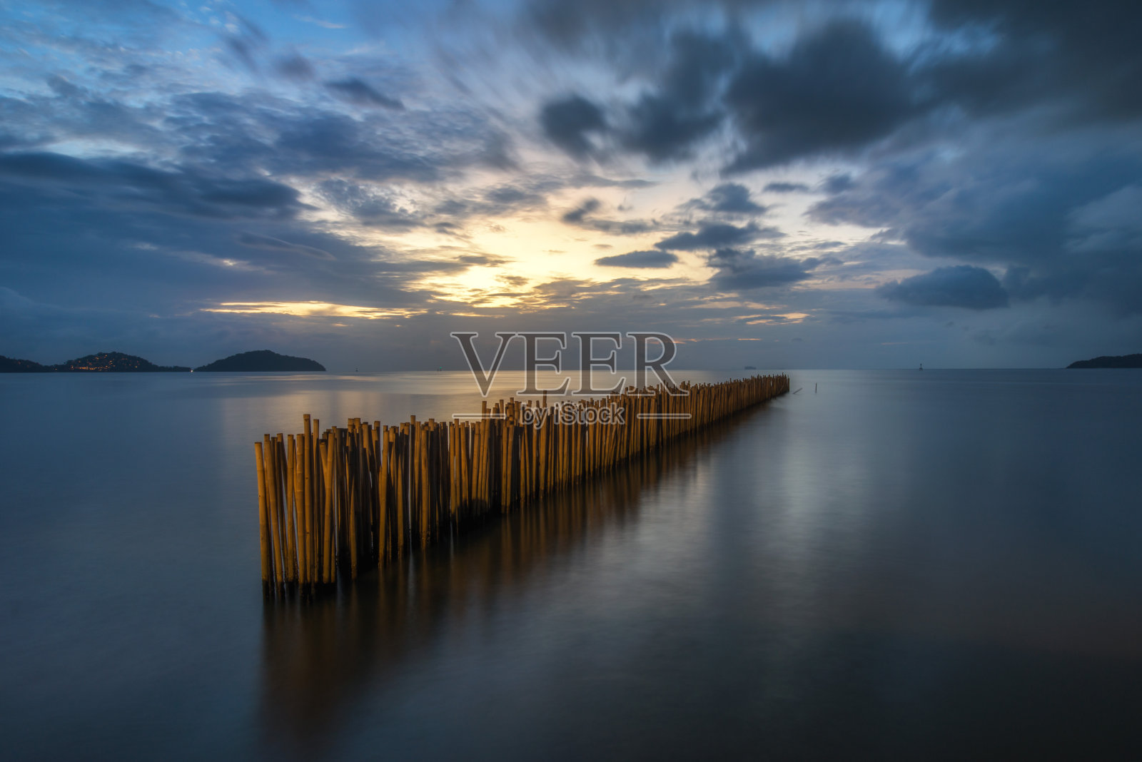 泰国攀牙安达曼海的一个渔村，美丽的日出照片摄影图片