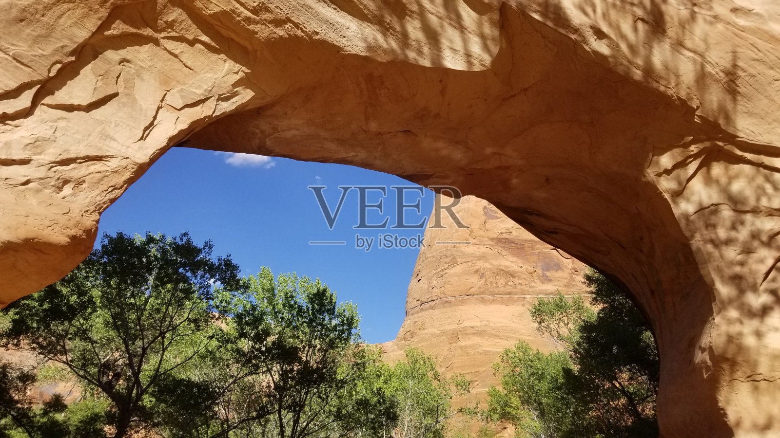 沙漠拱门和河流照片摄影图片