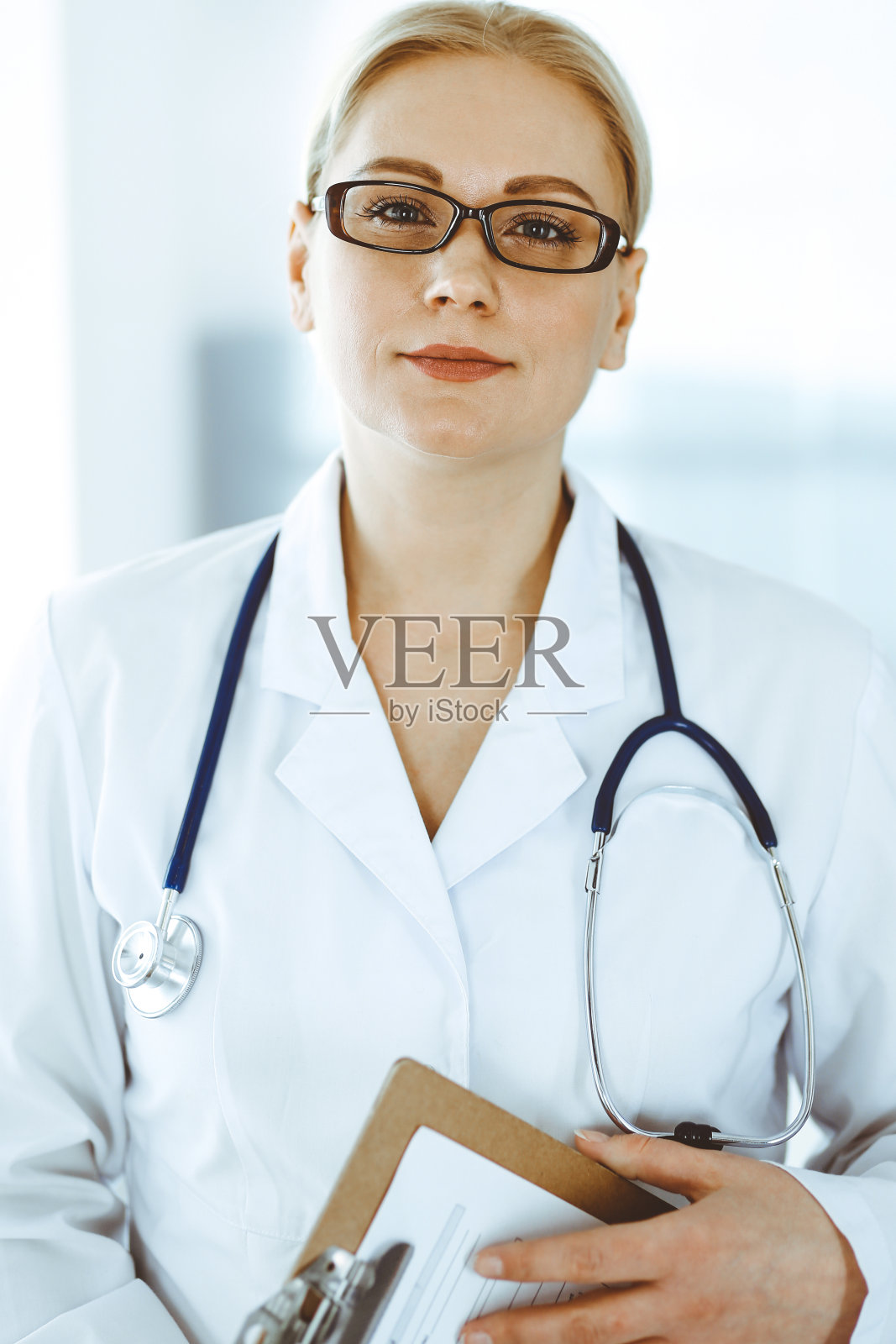 医生大人笔直地站在医院办公室里，画像。诊所完善的医疗服务。医学和保健概念照片摄影图片