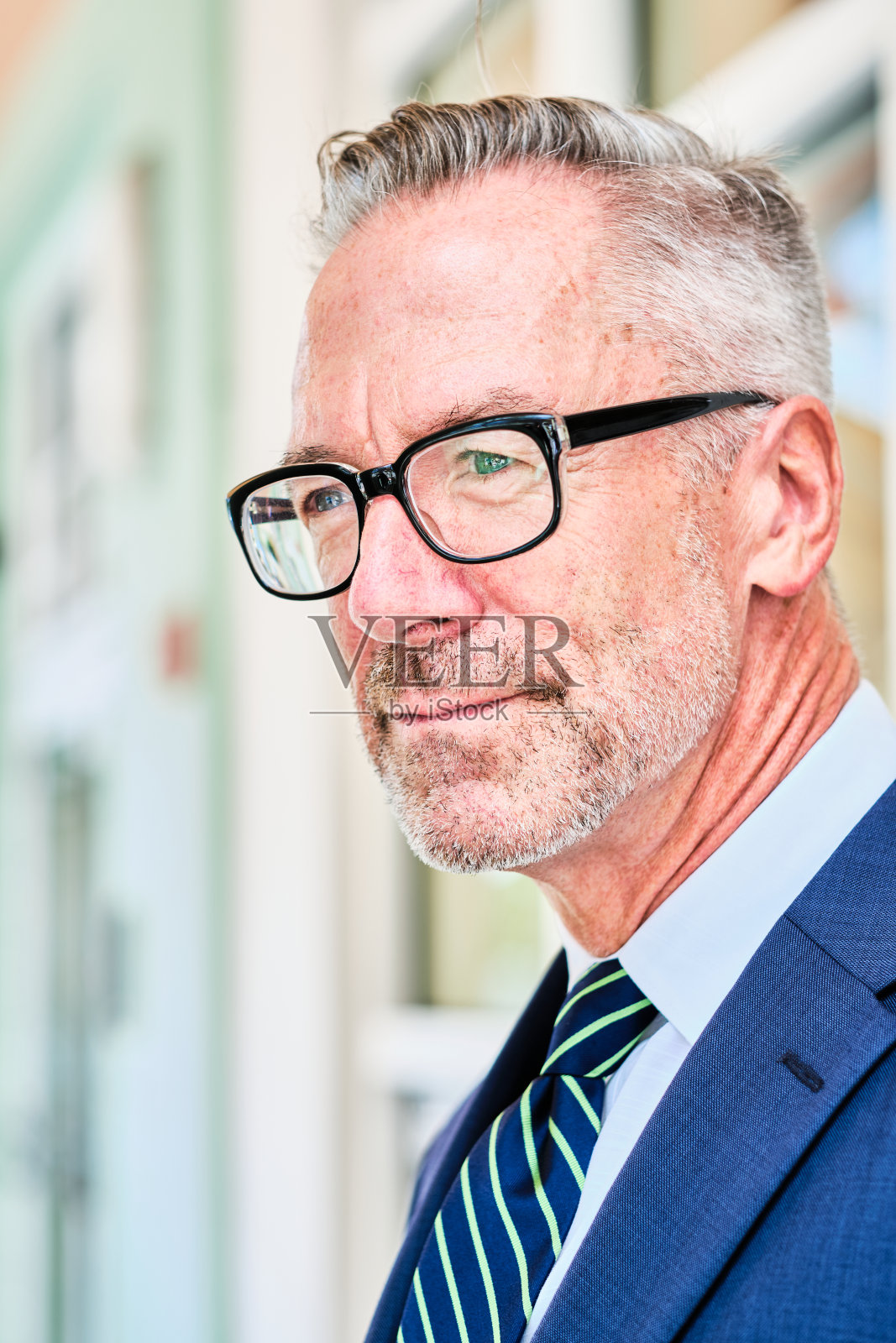 工作中英俊成熟的商人照片摄影图片