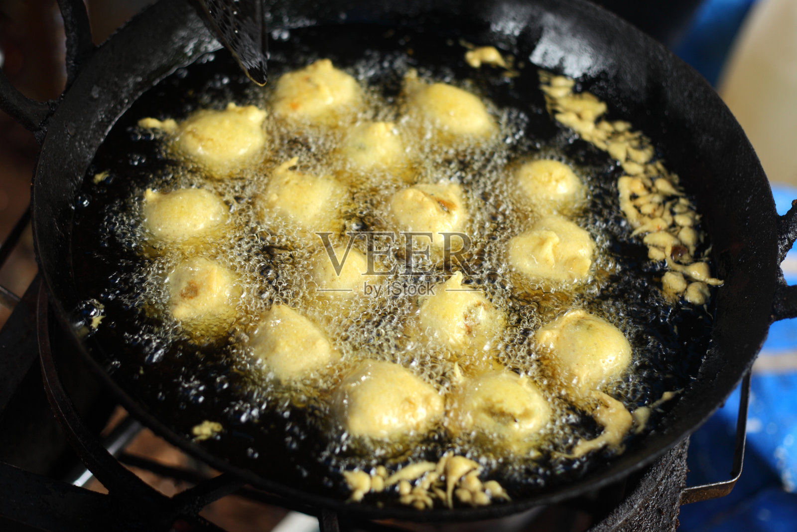 印度式的瓦达在油里炸照片摄影图片