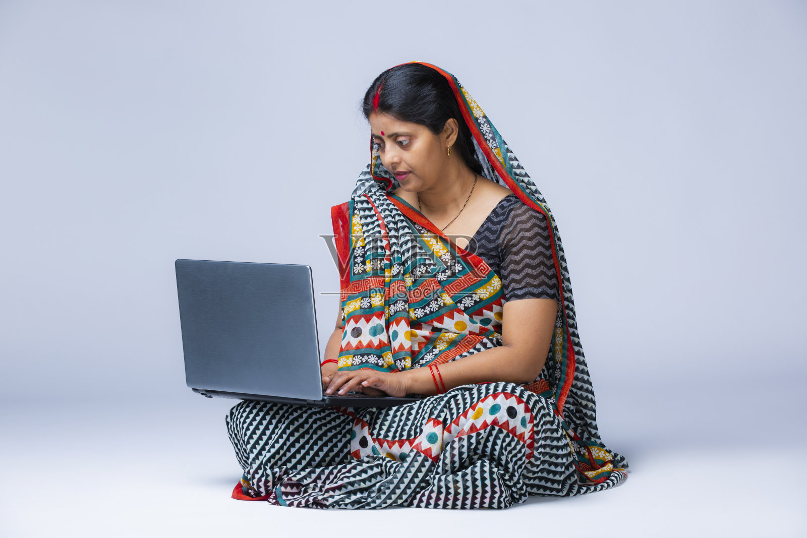 成熟的女人在白色背景-股票图像照片摄影图片