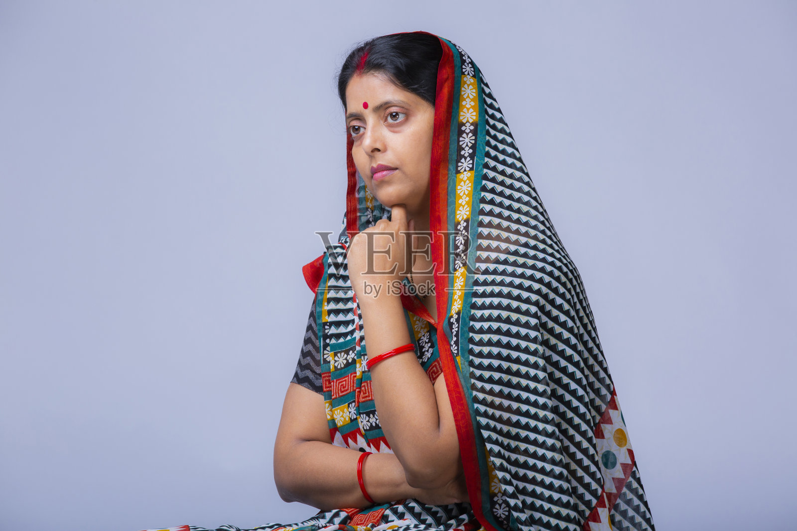 成熟的女人在白色背景-股票图像照片摄影图片