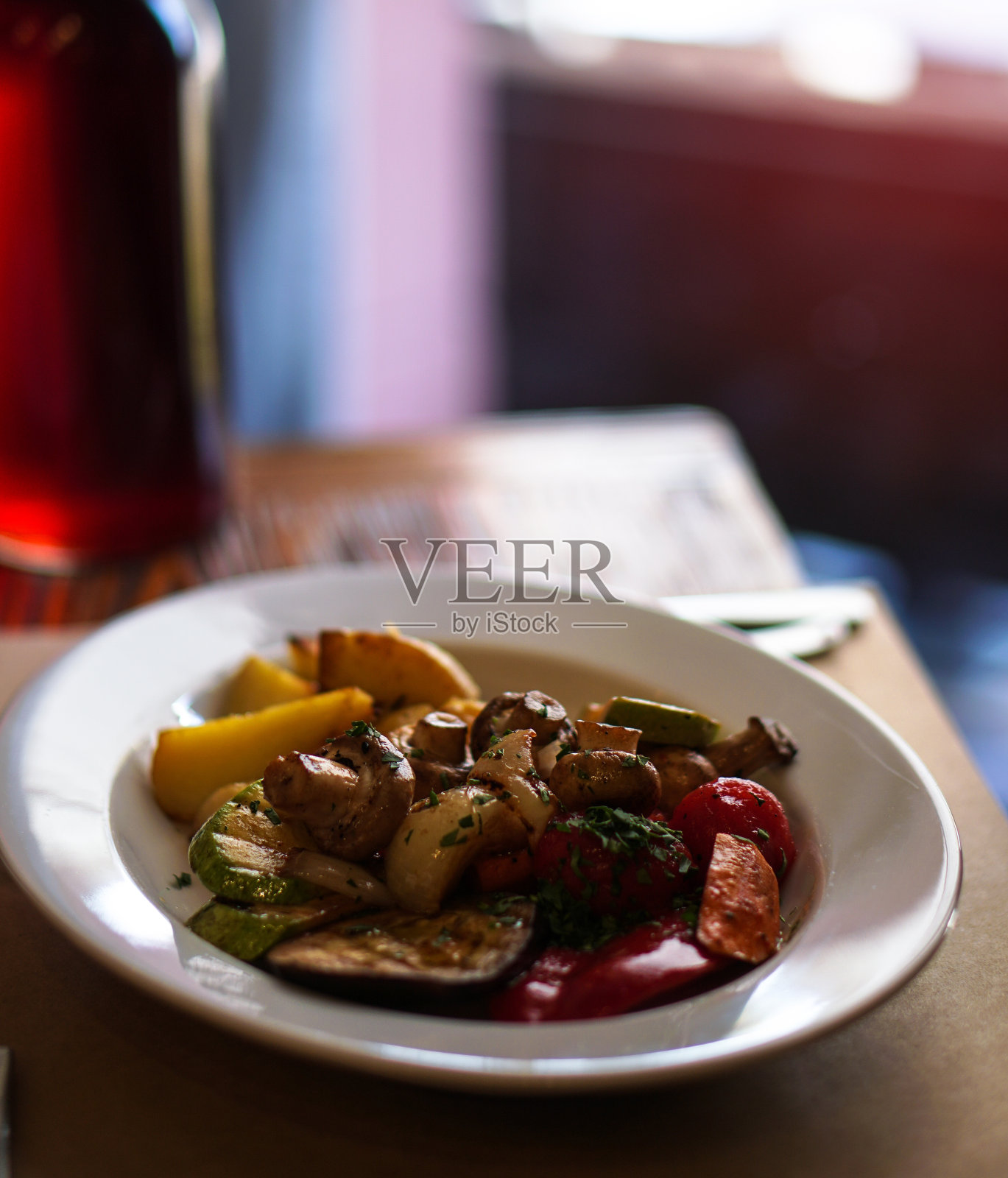 餐厅里的食物，酒，肉，沙拉，炖蔬菜。库存图片照片摄影图片
