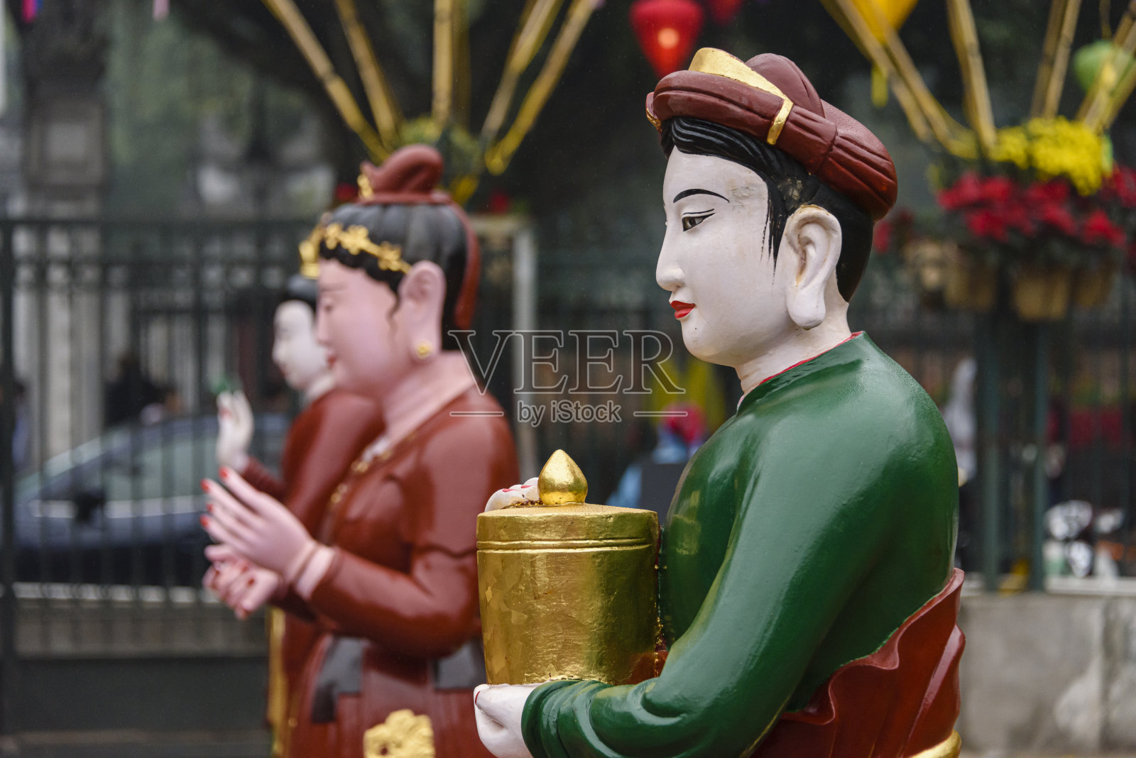 越南河内一座花园中的雕像庆祝中国新年。照片摄影图片