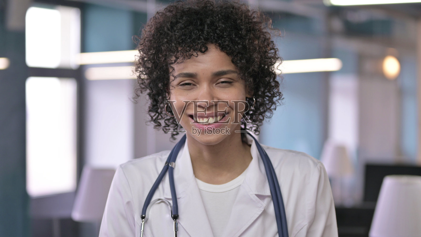 快乐的年轻非洲医生肖像照片摄影图片