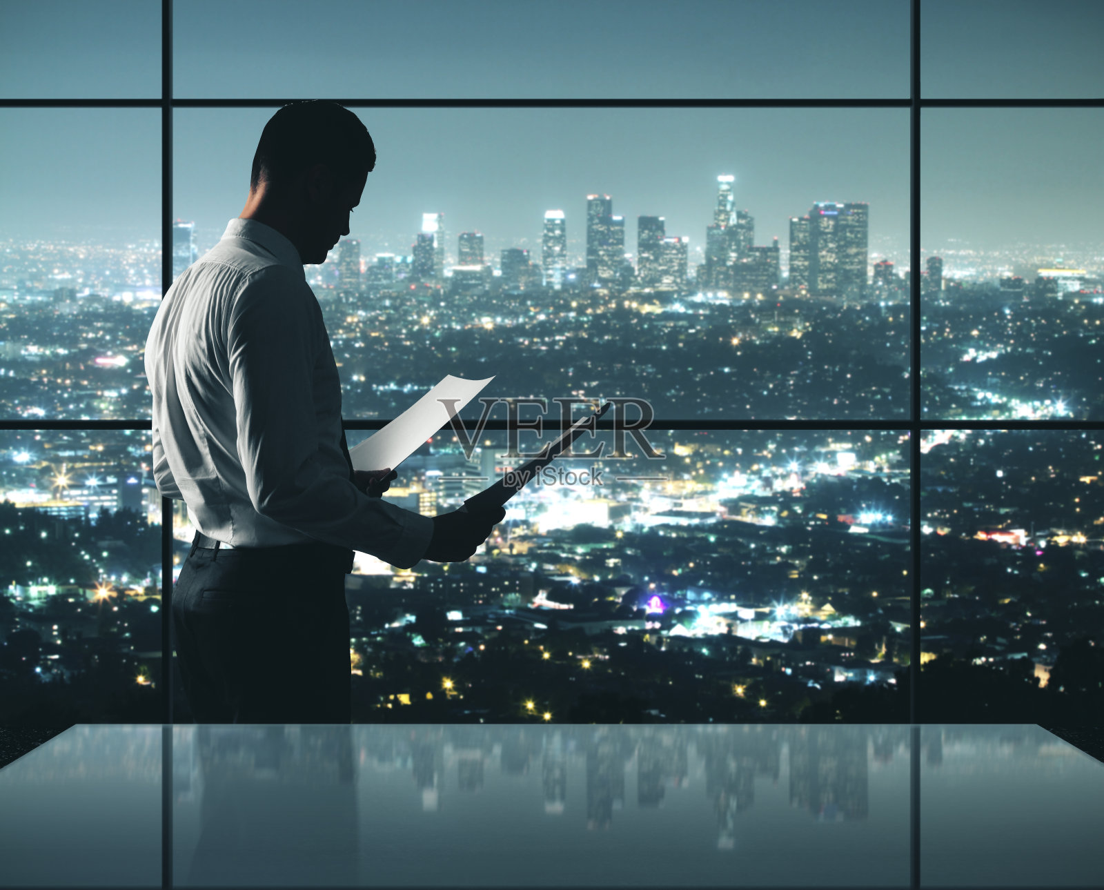 持证件的年轻商人照片摄影图片