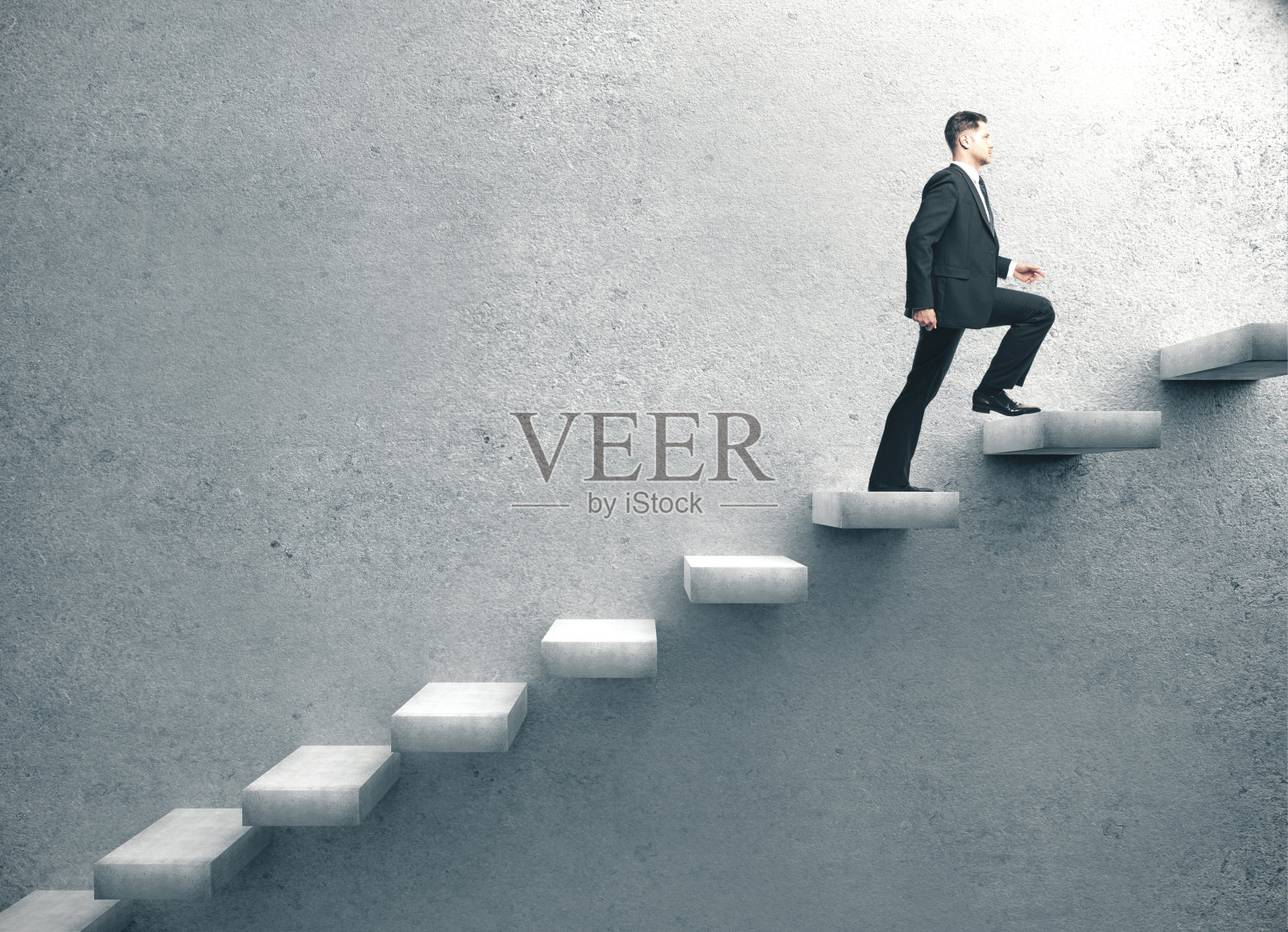 穿着西装的商人正在爬混凝土梯子。照片摄影图片