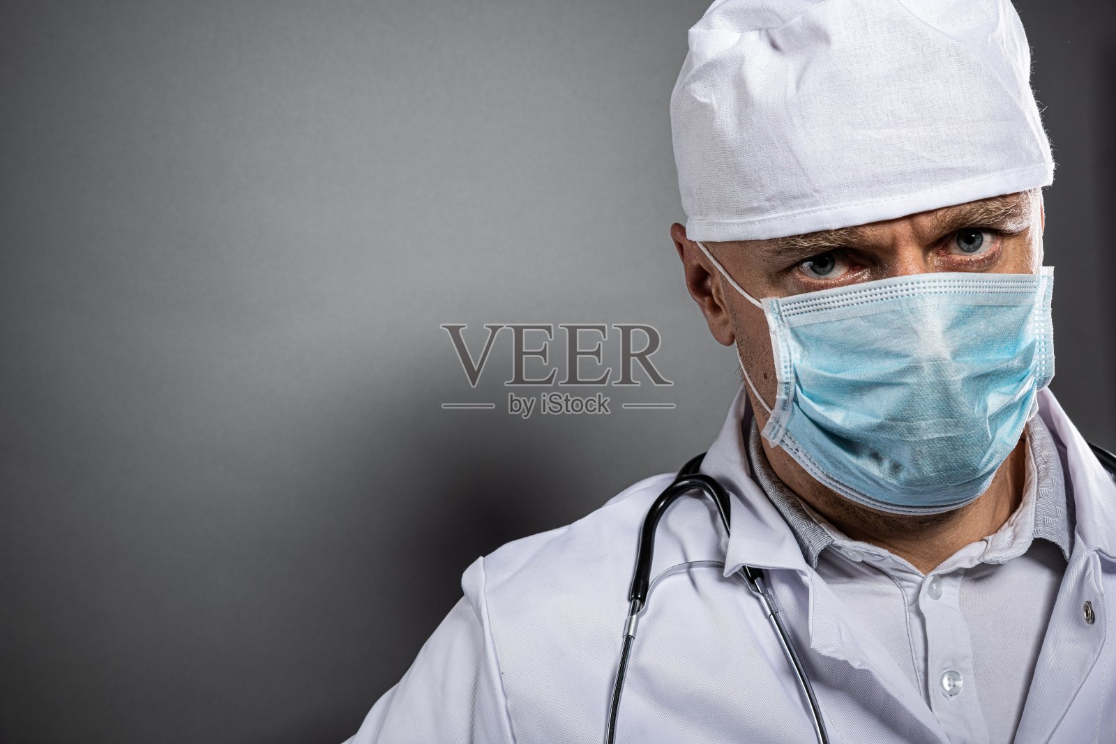 近距离观察戴着医用防护口罩的医生照片摄影图片