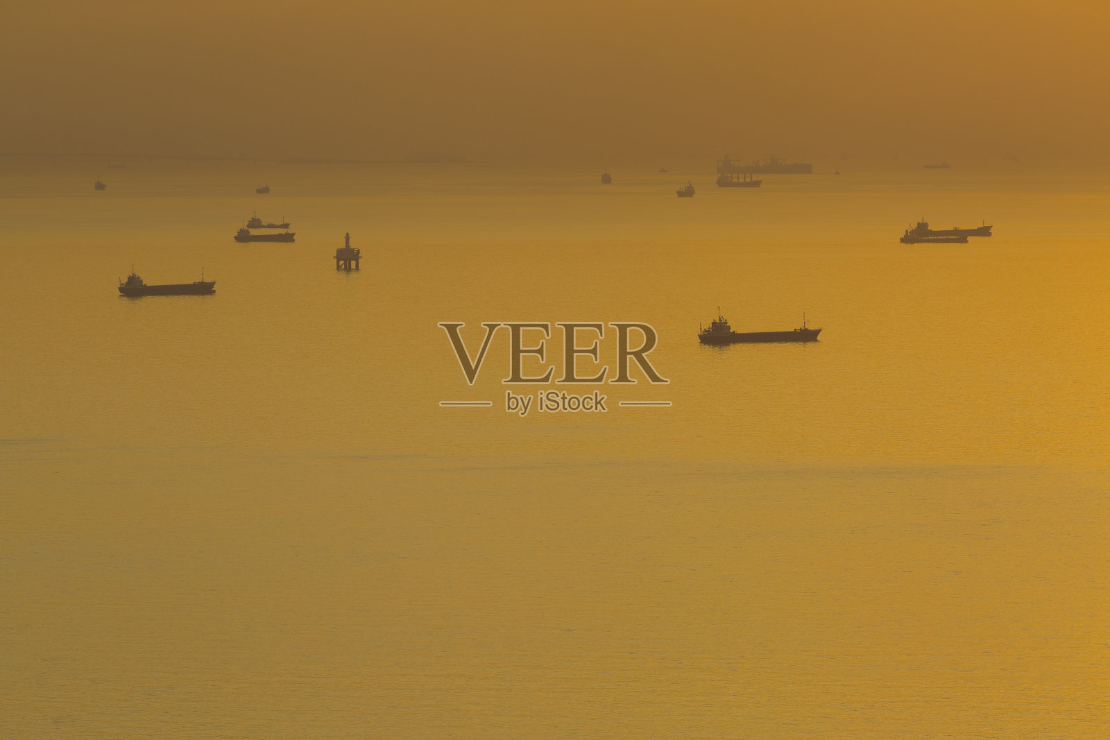 一个安静的海湾，夕阳西下照片摄影图片