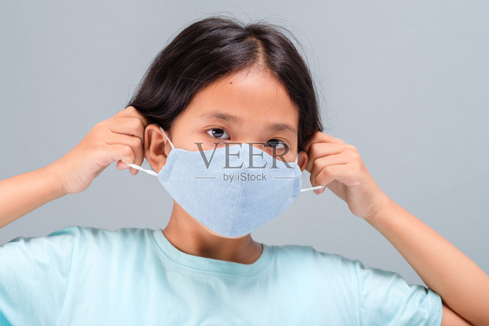 孩子戴着面具照片摄影图片