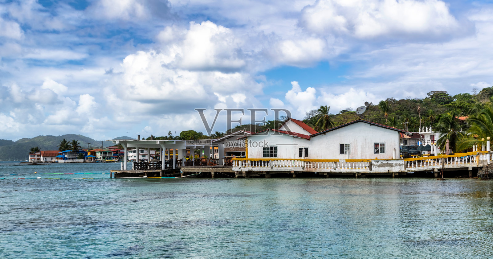 岛上有棕榈树、大海和房子。巴拿马，加勒比海，中美洲，科隆省。照片摄影图片