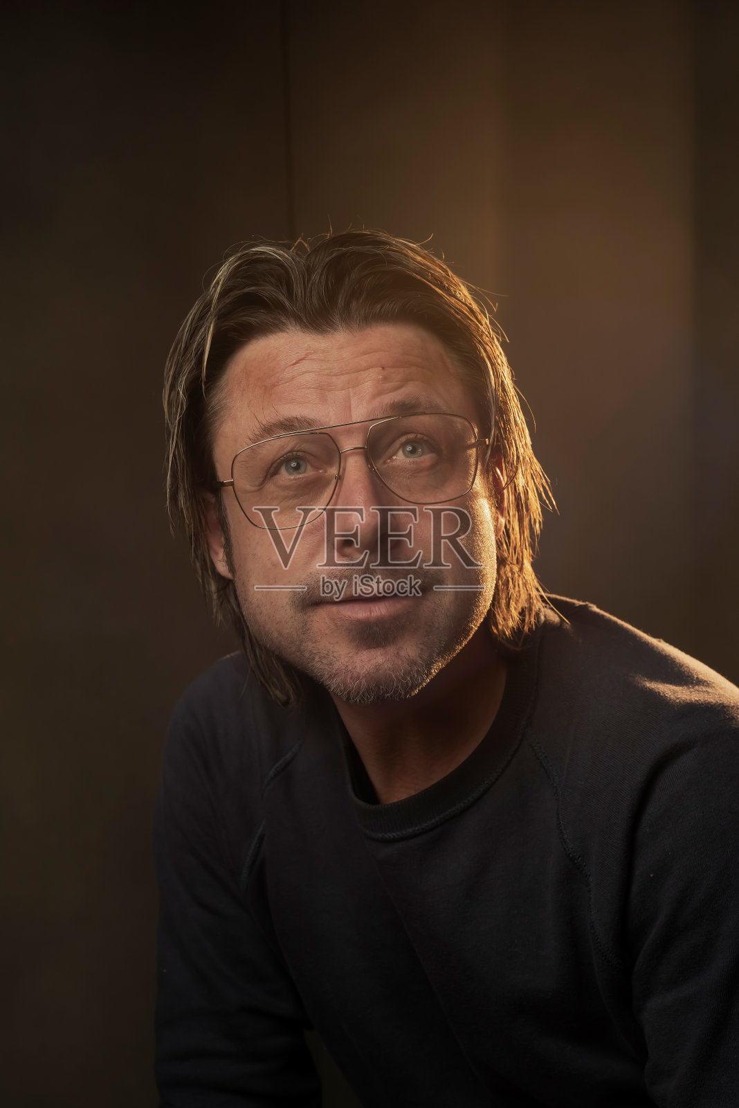 一个戴着复古眼镜的男人的工作室肖像。照片摄影图片