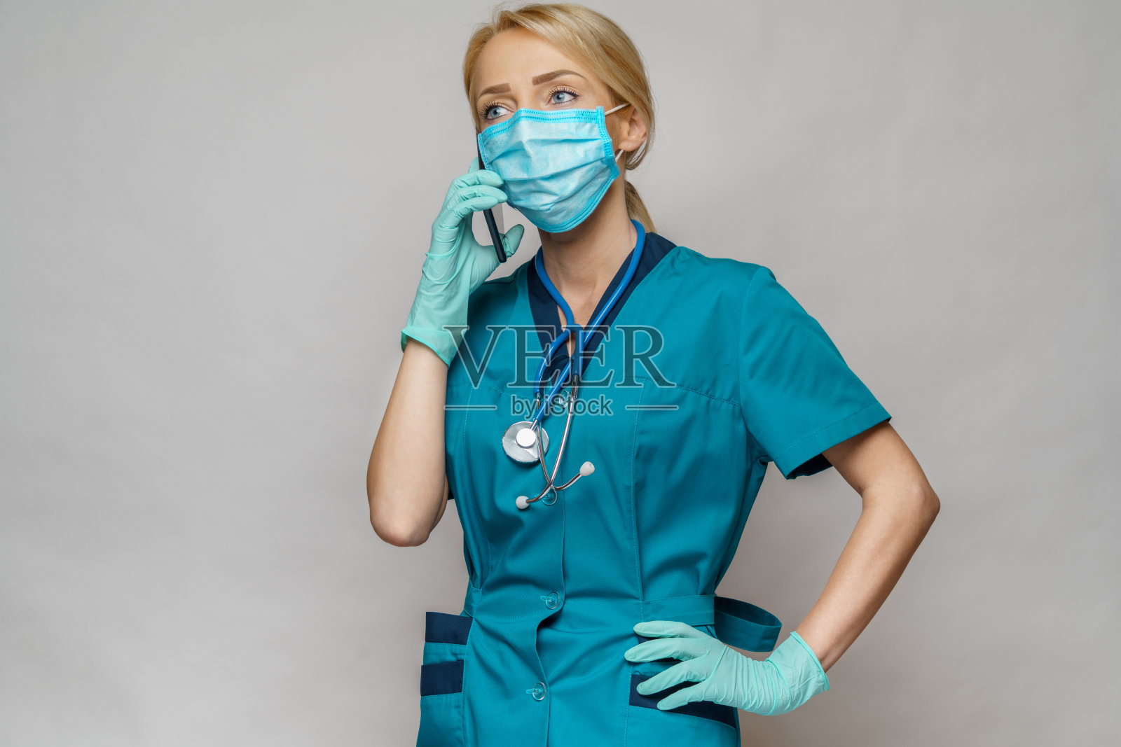 戴防护面罩和乳胶手套的女医生护士正在通话照片摄影图片