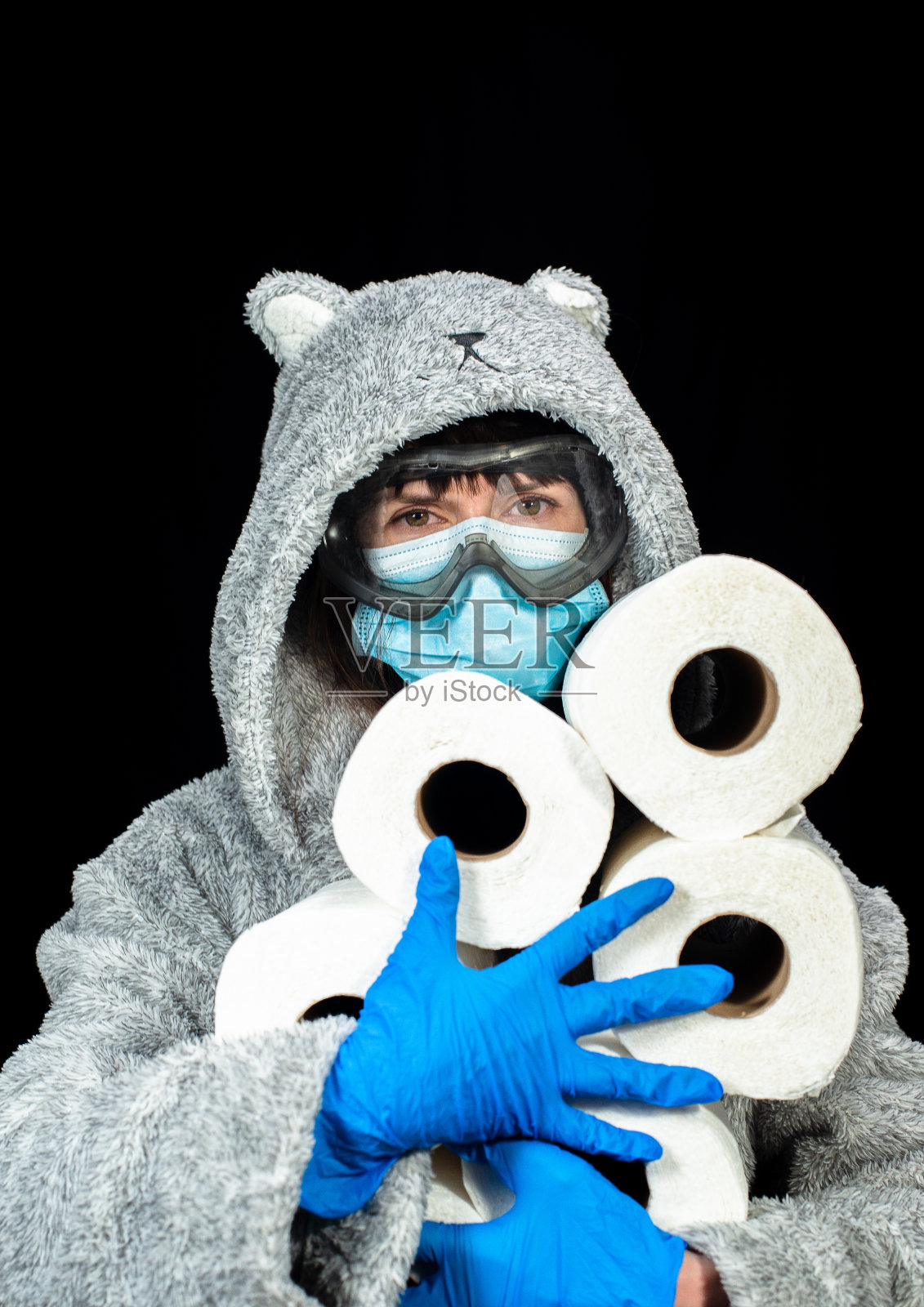 病毒。一位戴着医用口罩、穿着浴袍的妇女手里拿着卫生纸。照片摄影图片