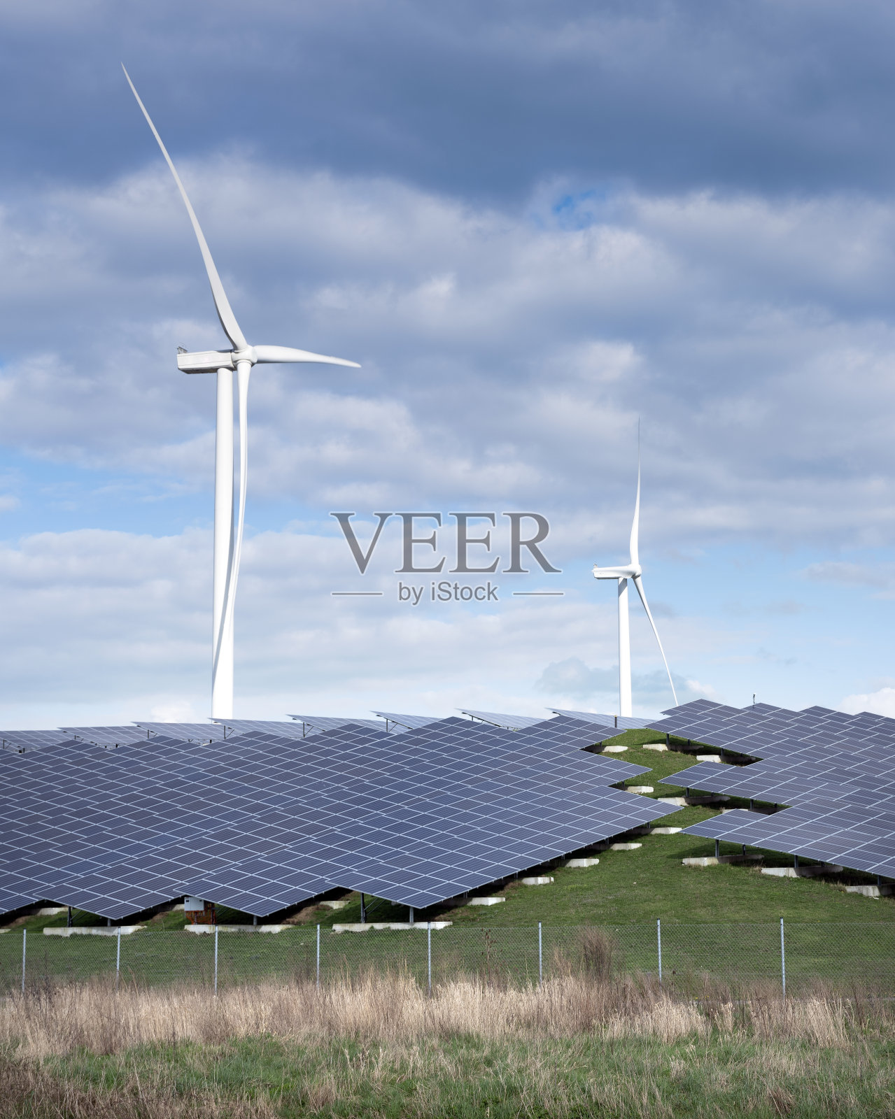 风力涡轮机和太阳能电池板紧密地组成替代能源工厂照片摄影图片