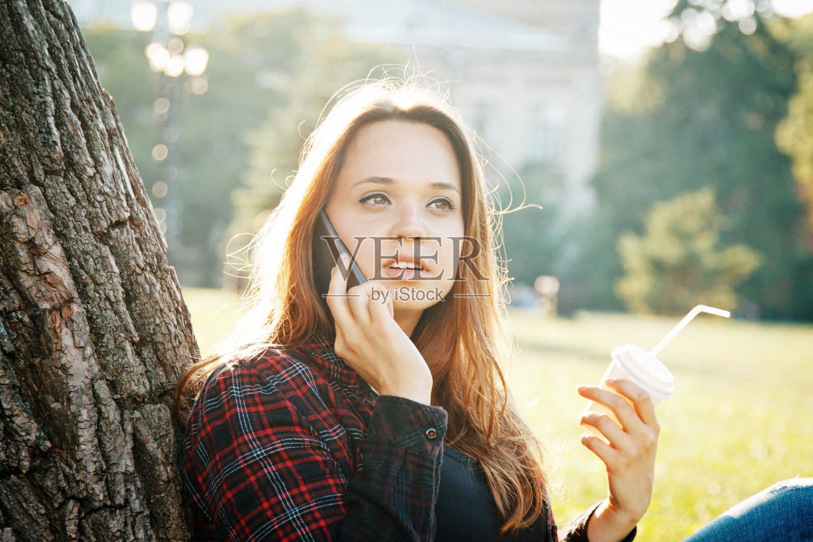 女学生在树旁照片摄影图片