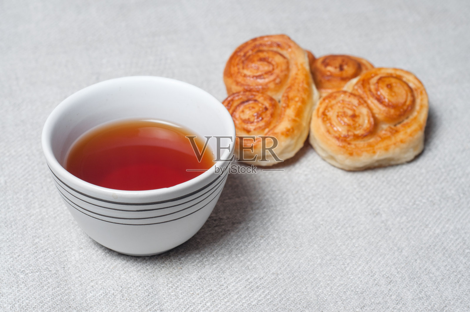 茶杯和新鲜点心。早上的早餐。新鲜的自制的蛋糕照片摄影图片