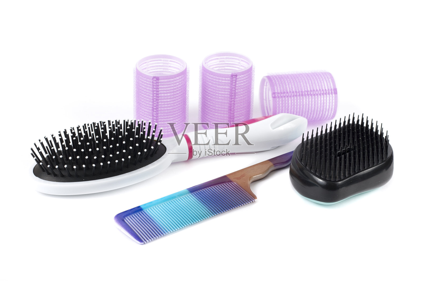 白色背景上的美发工具和各种发刷照片摄影图片