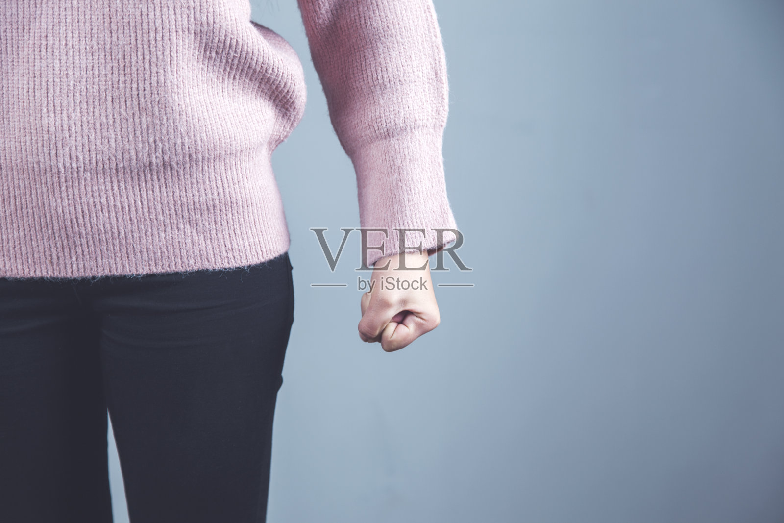 愤怒的女人的拳头照片摄影图片