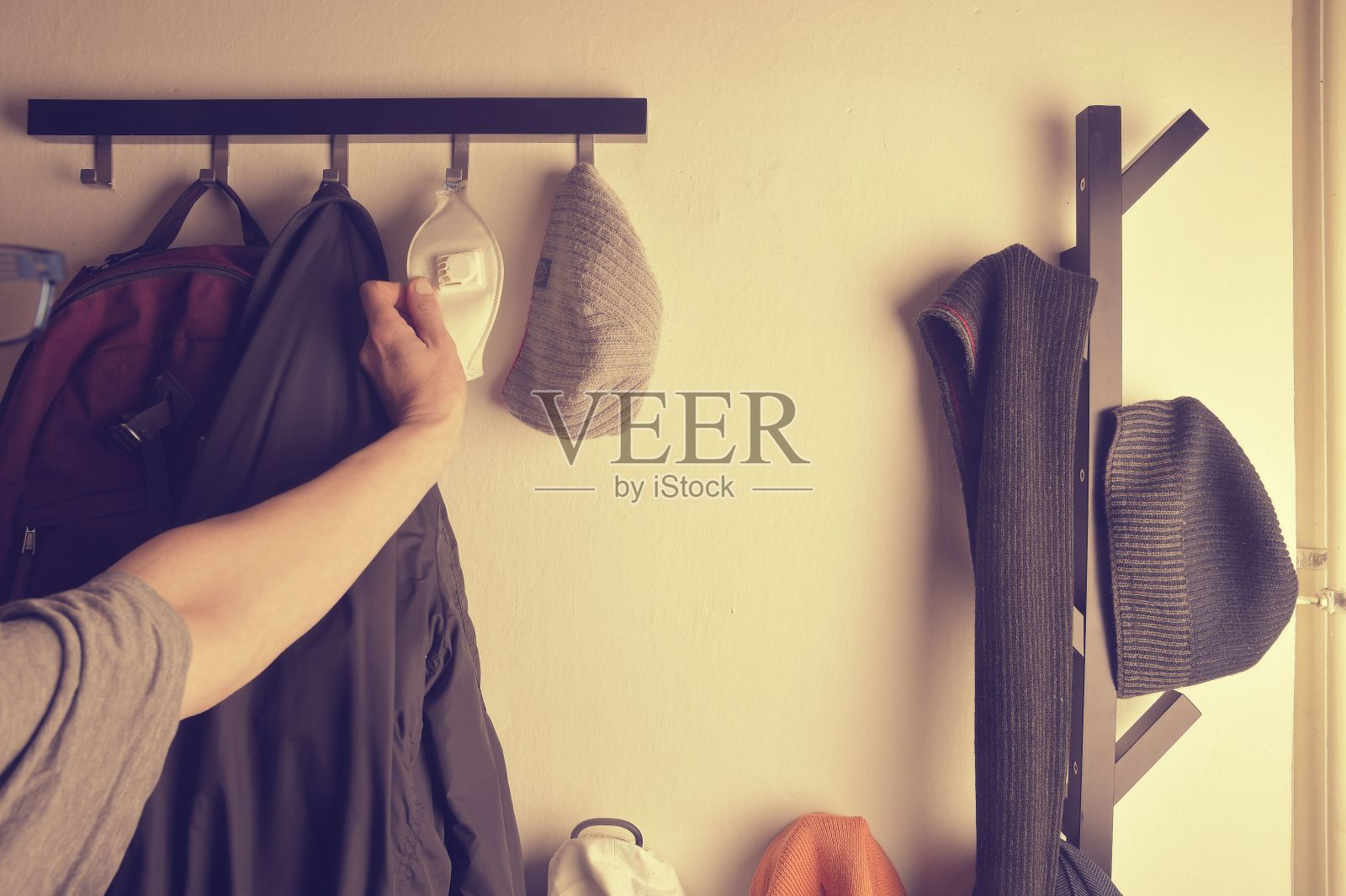 有人从呼吸器上取下呼吸器。带着呼吸器出门。预防流感病毒或冠状病毒感染的呼吸器。照片摄影图片