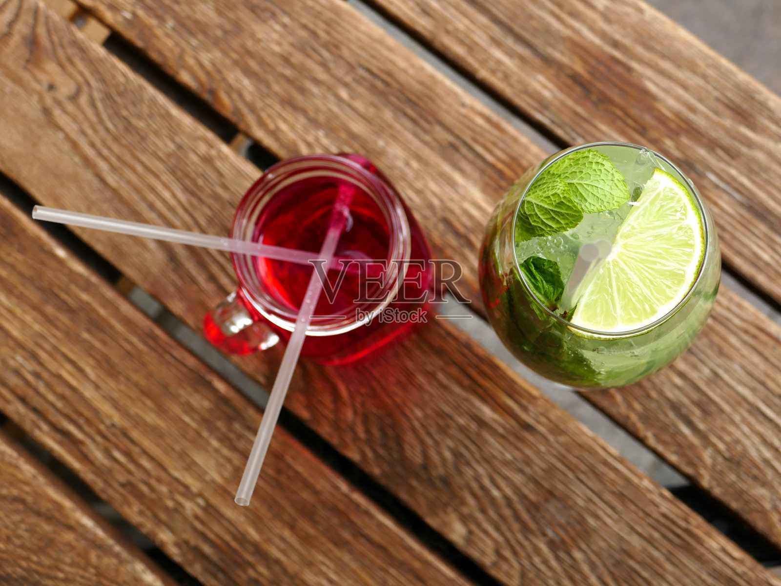 莫吉托鸡尾酒和覆盆子苏打水在布达佩斯供应照片摄影图片