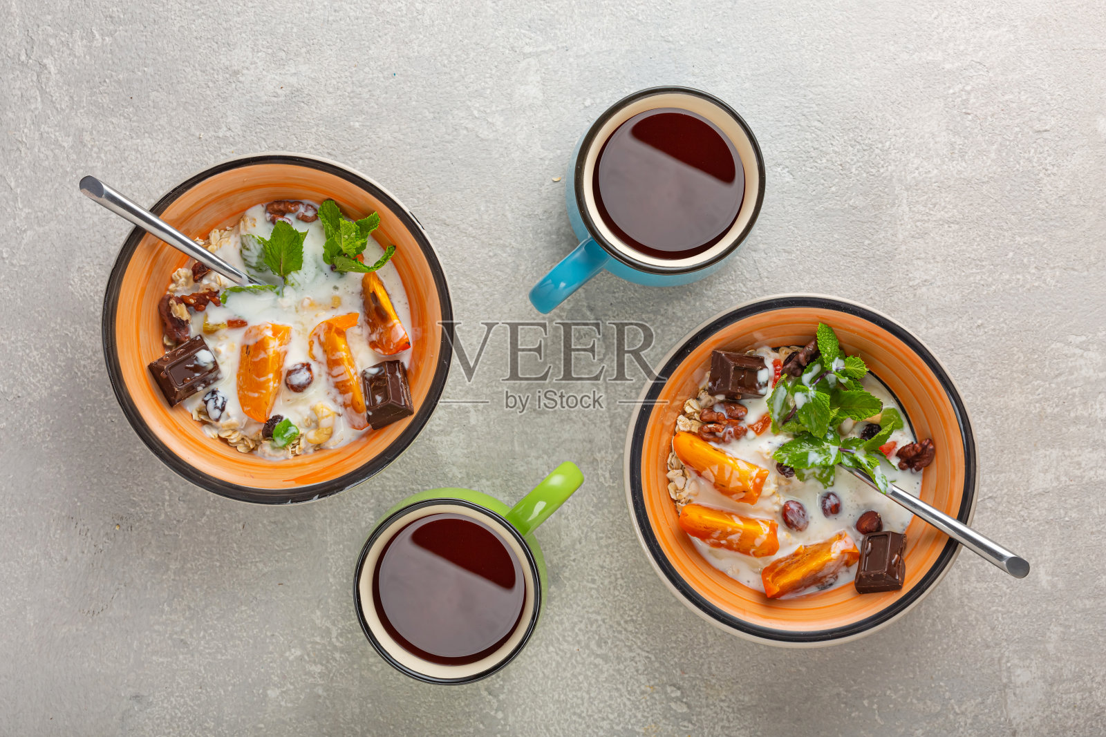 健康的早餐。酸奶和柿子片照片摄影图片