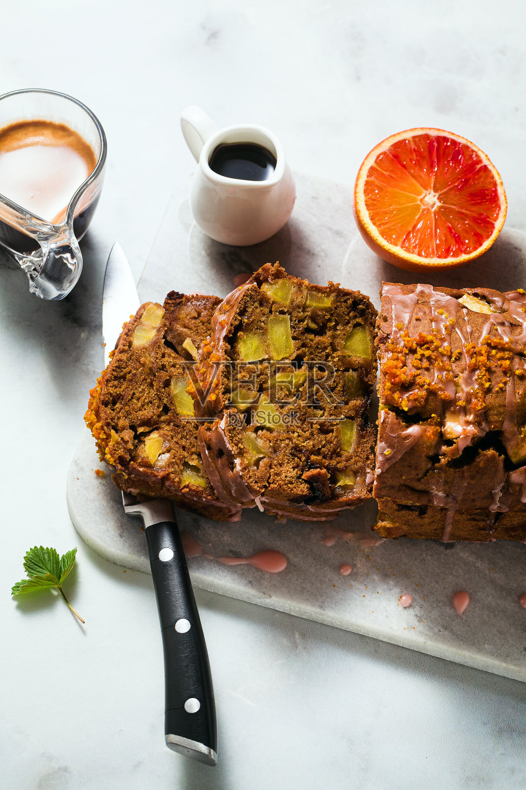 苹果自制素食面包蛋糕配糖霜和浓咖啡。健康的早餐或零食照片摄影图片