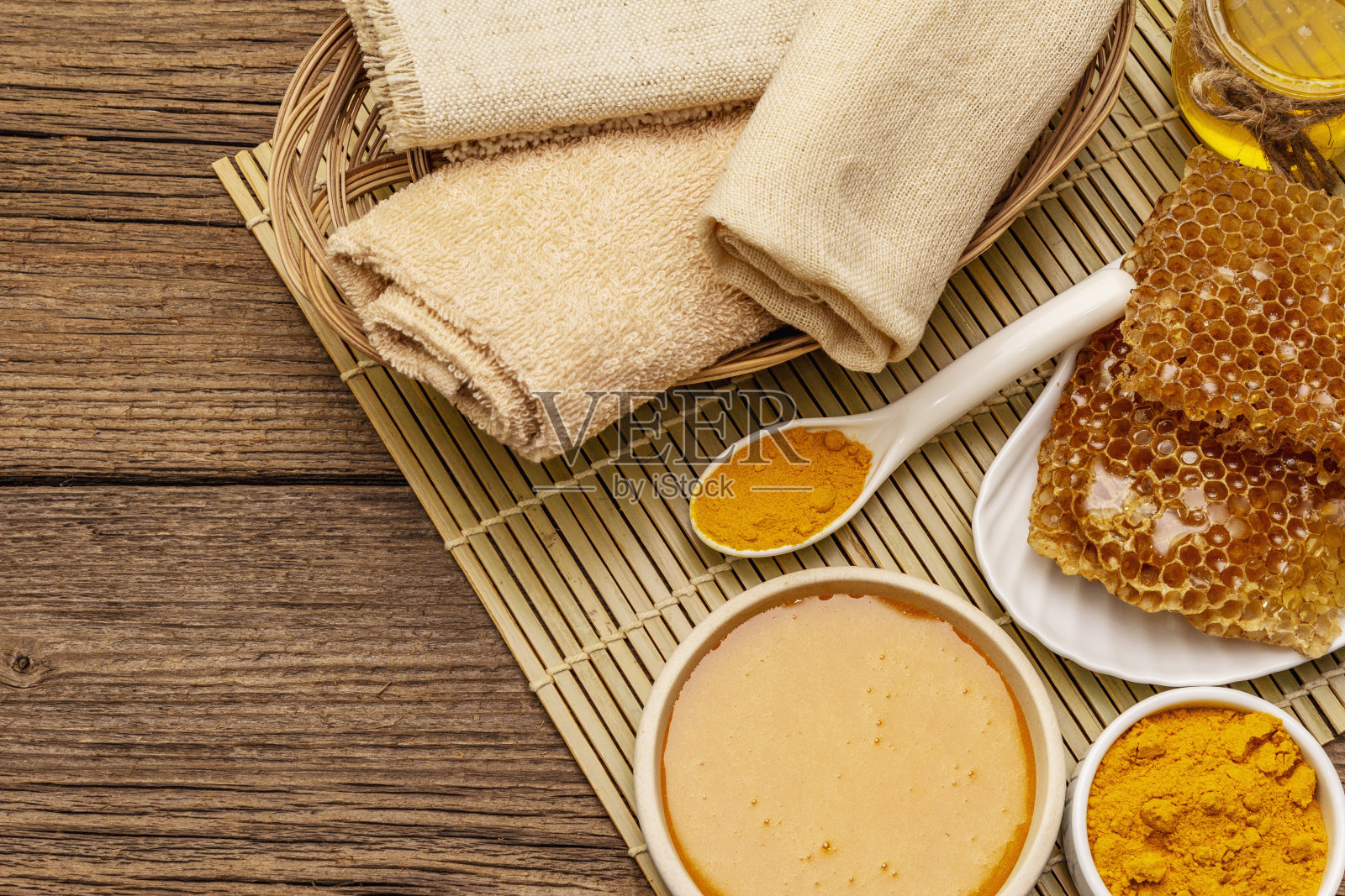 水疗中心的概念。用蜂蜜和姜黄护理自己。天然有机化妆品，自制产品，另类生活方式照片摄影图片