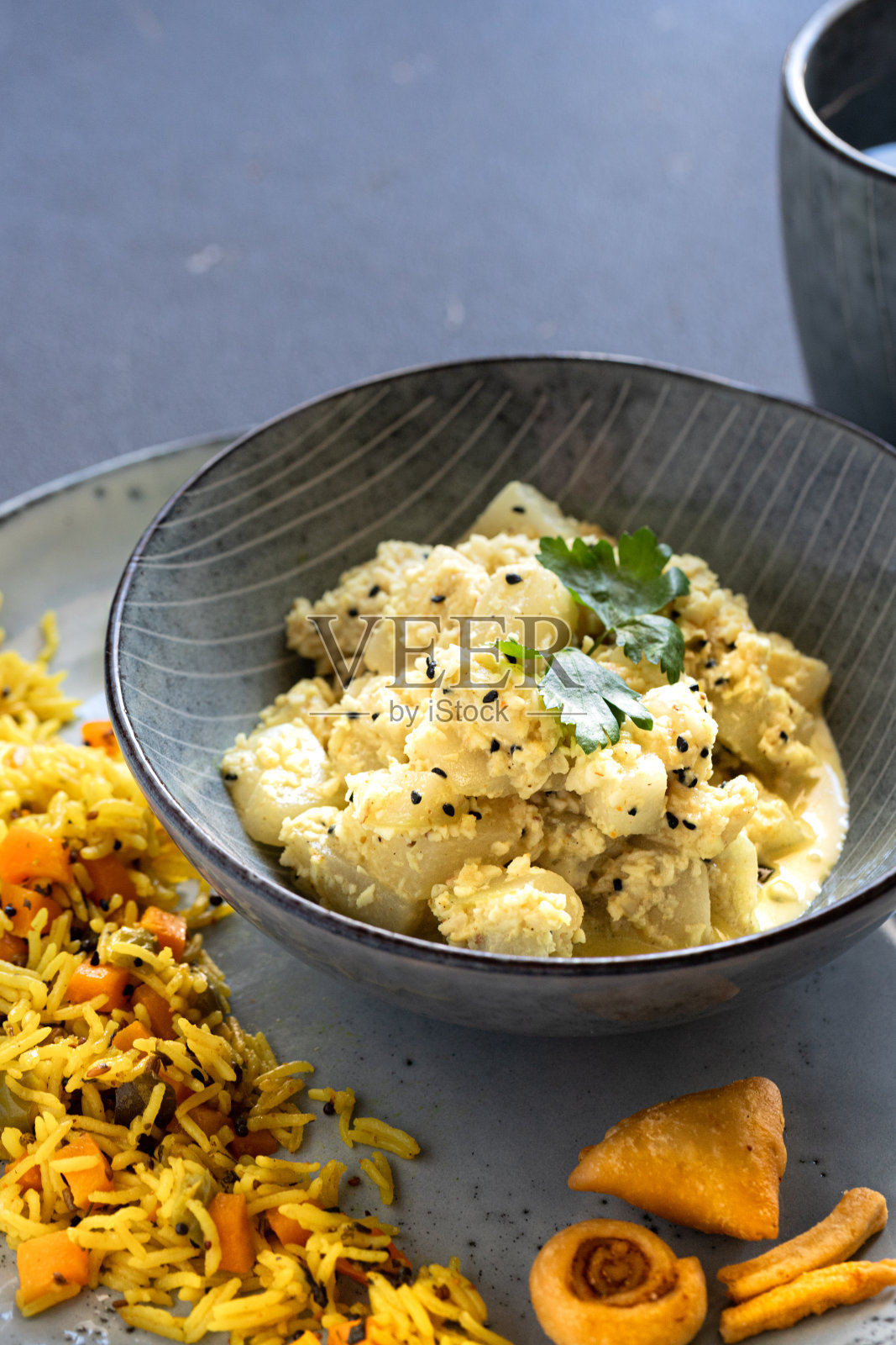 东方食物-传统的印度素食菜葫芦蔬菜或Doodhi称为Lauki Sabji。印度菜。印度椰子咖喱与配料在黑色背景特写，俯视图。照片摄影图片