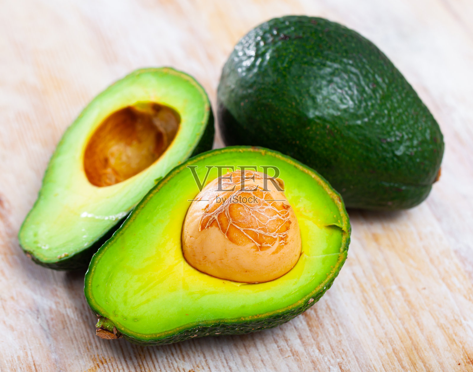 整个和对半的牛油果照片摄影图片