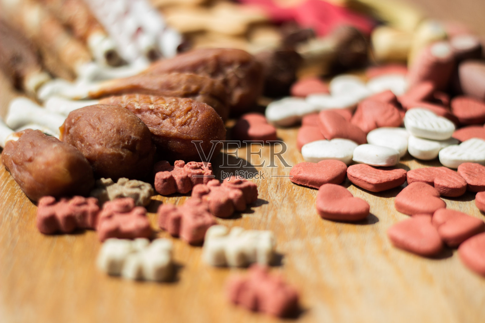 狗狗美味的彩色饼干，狗狗的零食照片摄影图片