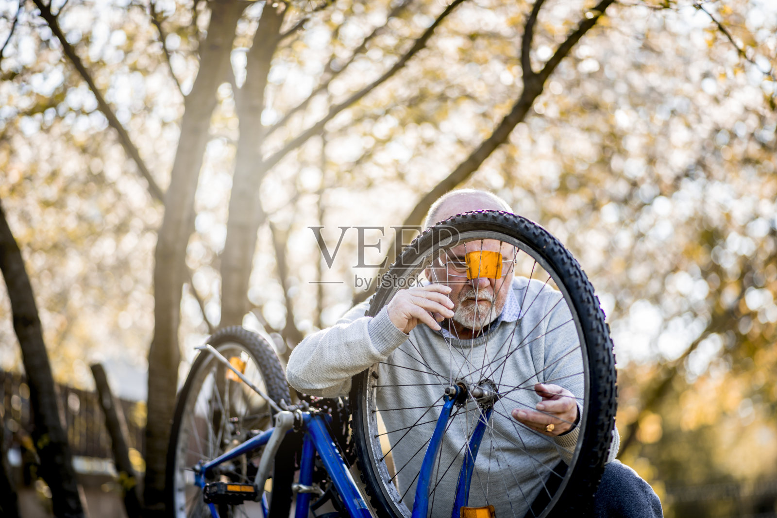修车老人照片摄影图片