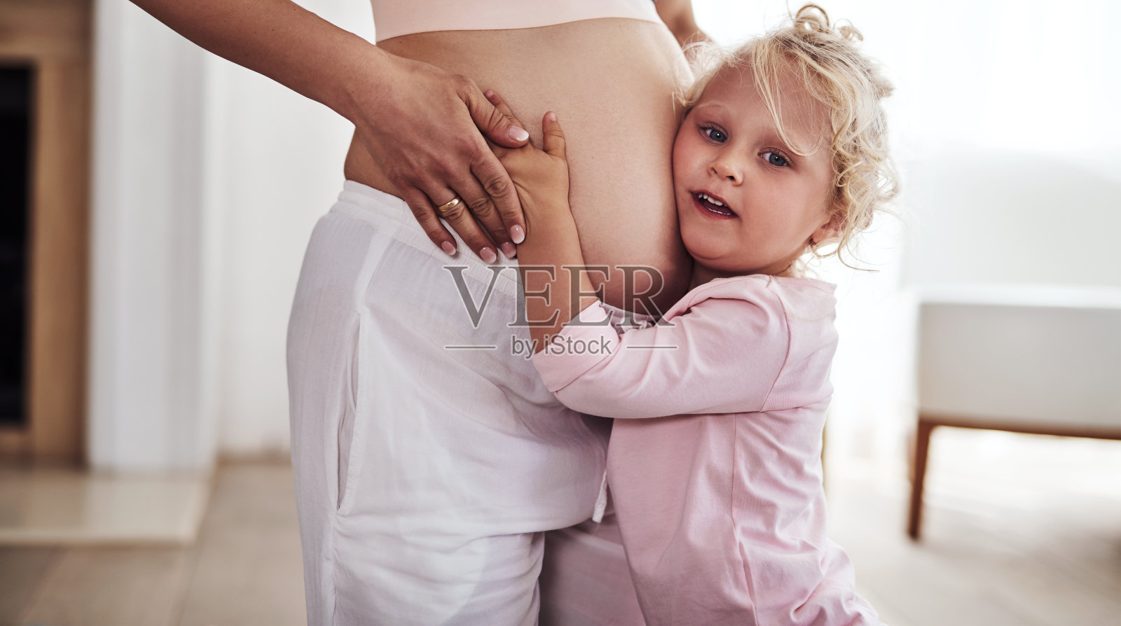 我要成为一个姐姐了!照片摄影图片