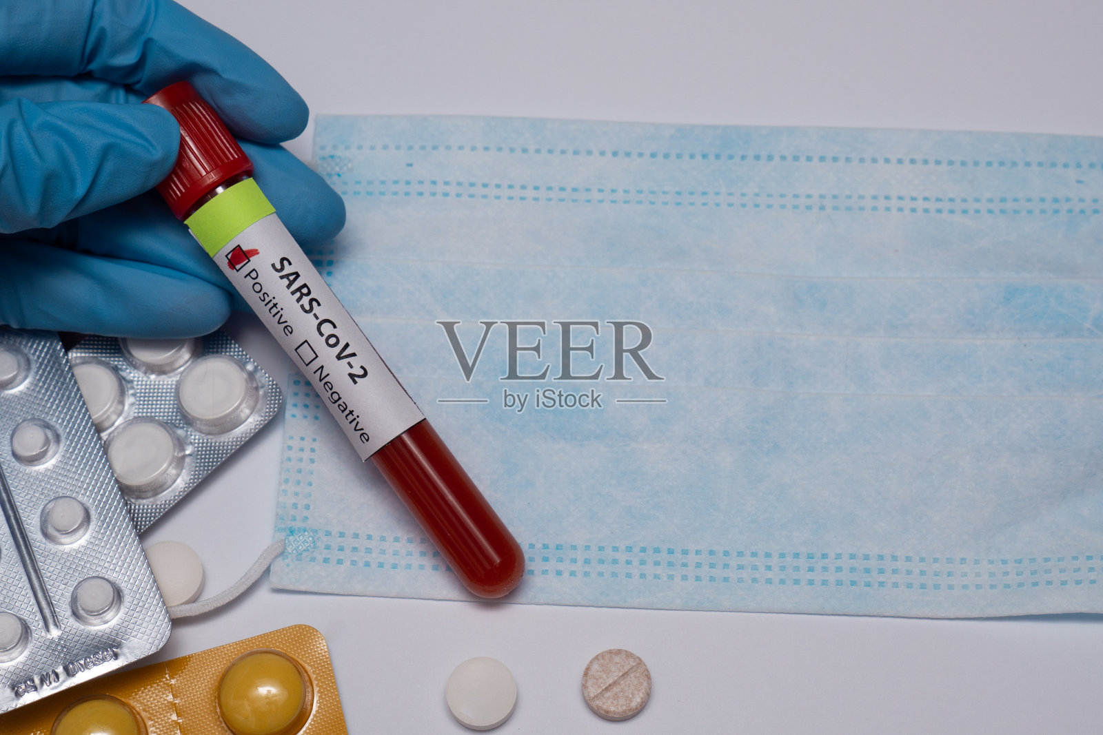 冠状病毒血液检测阳性。医学研究带血的试管医用口罩注射器药丸冠状病毒爆发和流感。2019 - ncov covid-19,非典。高质量的照片。照片摄影图片