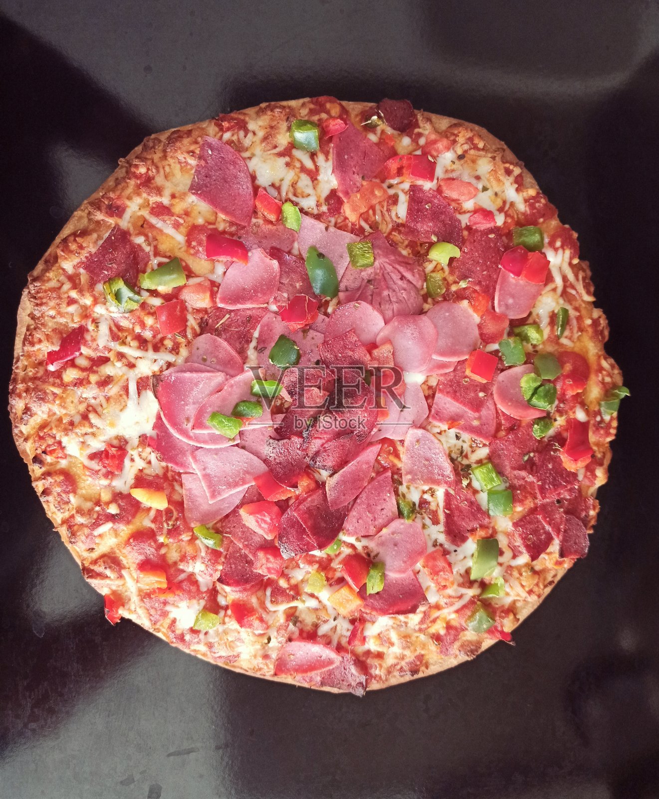 伊斯坦布尔土耳其新鲜出炉的自制披萨照片摄影图片