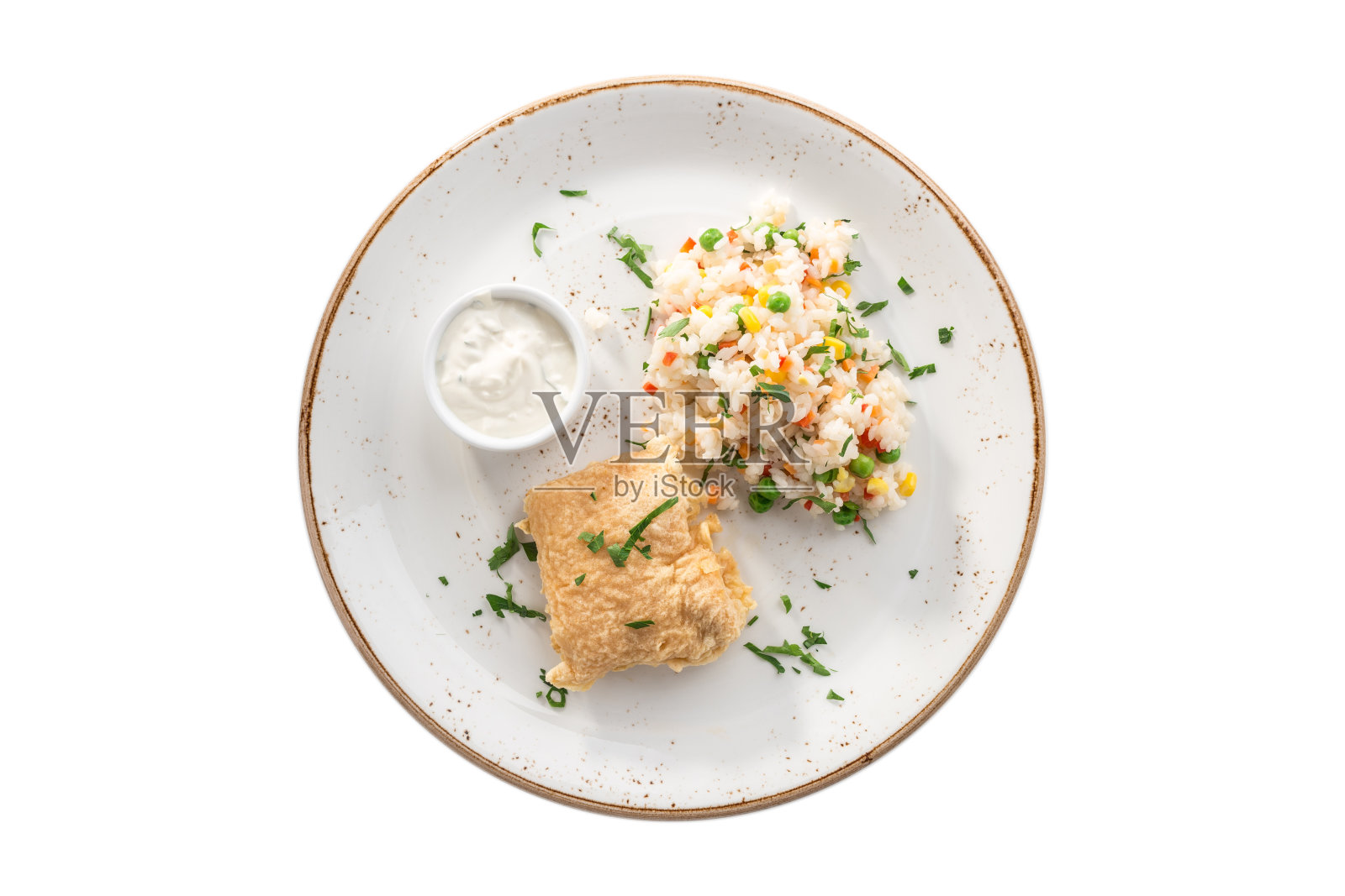 炸鱼片，面糊，米饭，玉米和白汁孤立在白色背景照片摄影图片