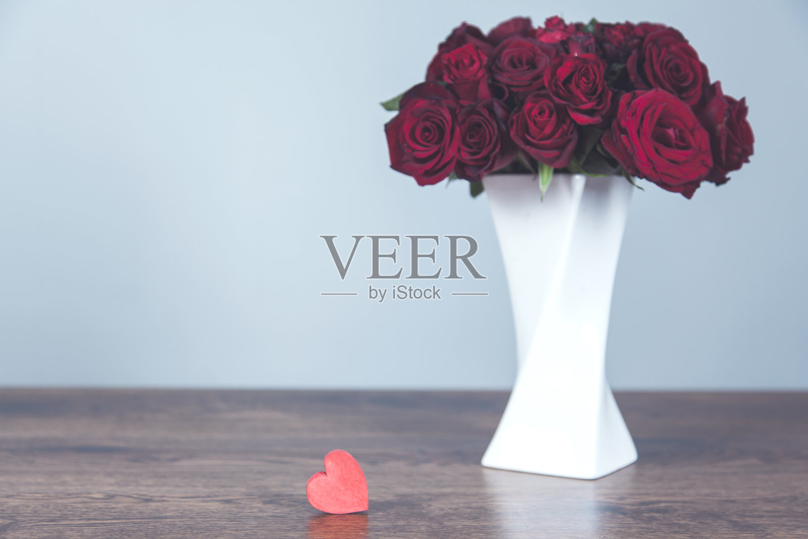 一束心形的红玫瑰照片摄影图片