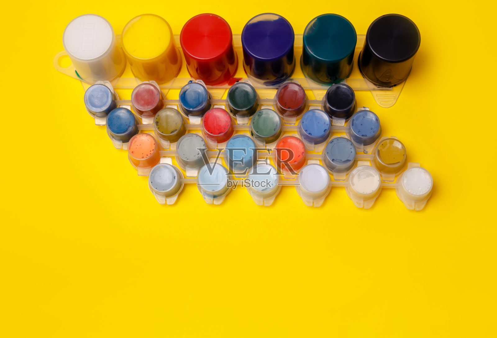 用于绘画的多色油漆。手指描绘。艺术学校照片摄影图片