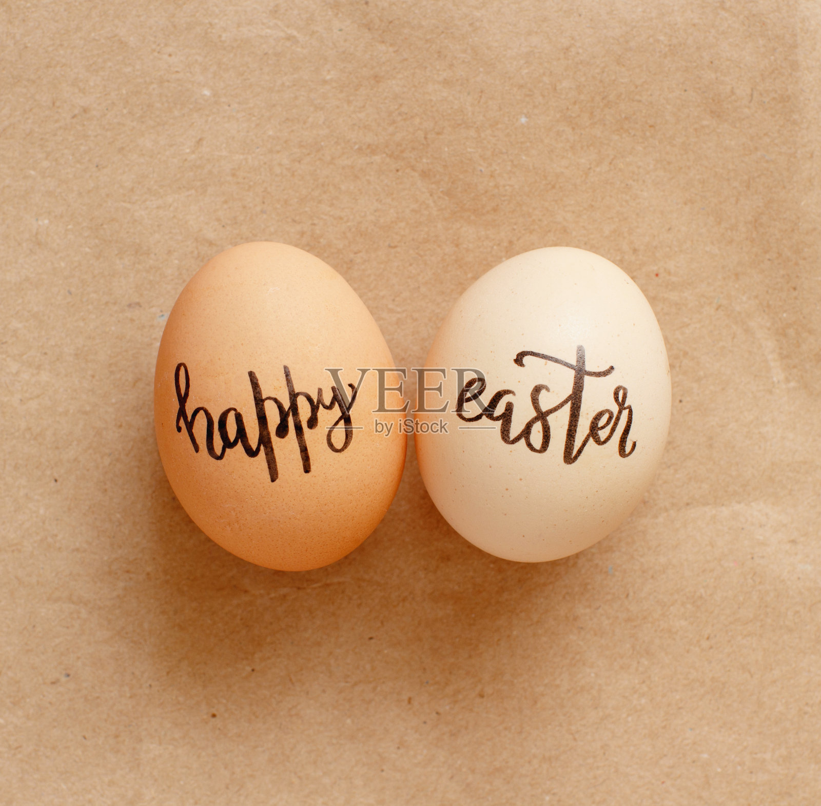牛皮纸上刻有“复活节快乐”的彩蛋照片摄影图片